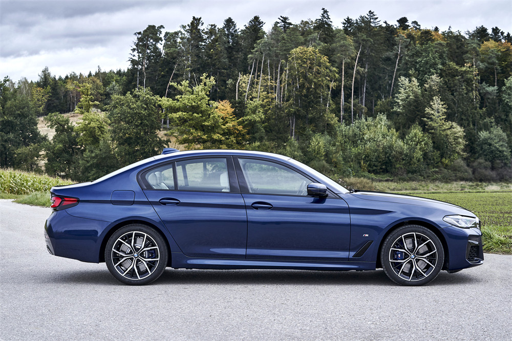 1655710094933657.jpg P90404086_highRes_the-new-bmw-540i-xdr.jpg